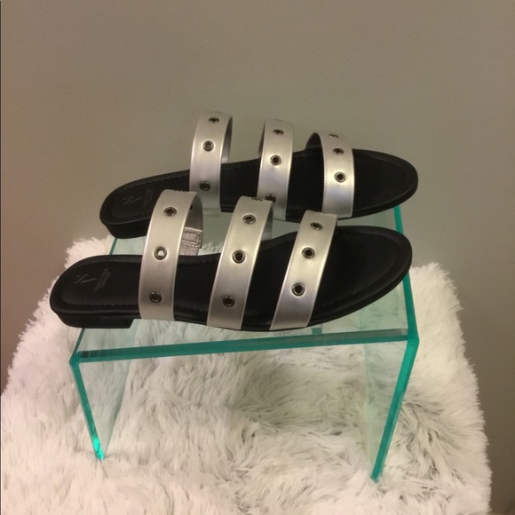 —Vera Wang sandals - Picture 2 of 6